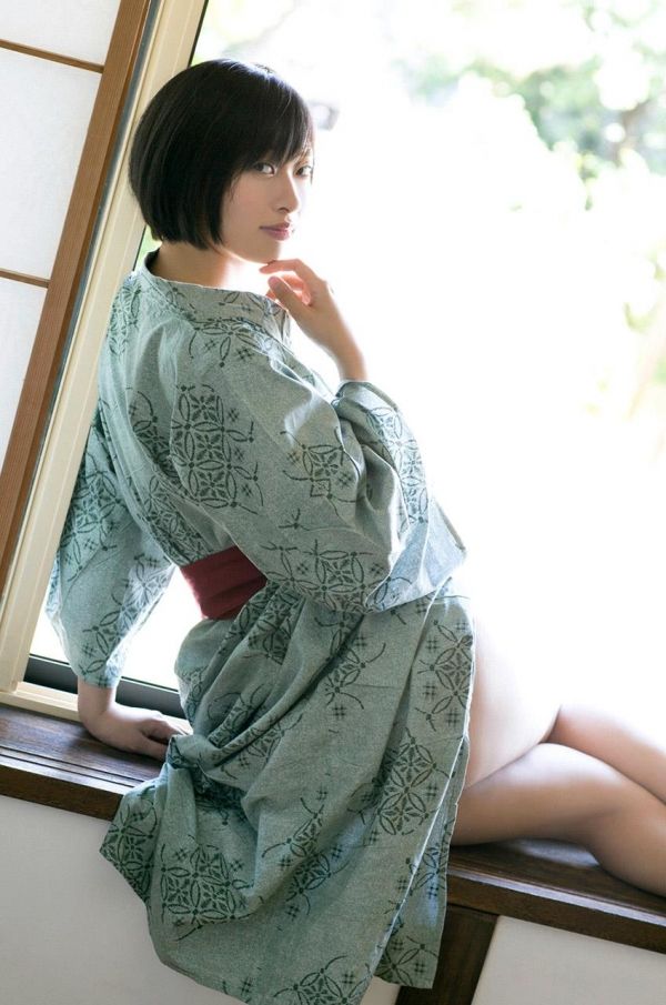 【生尻がチラリ】グラビアアイドル・倉持由香(25)の浴衣画像まとめ