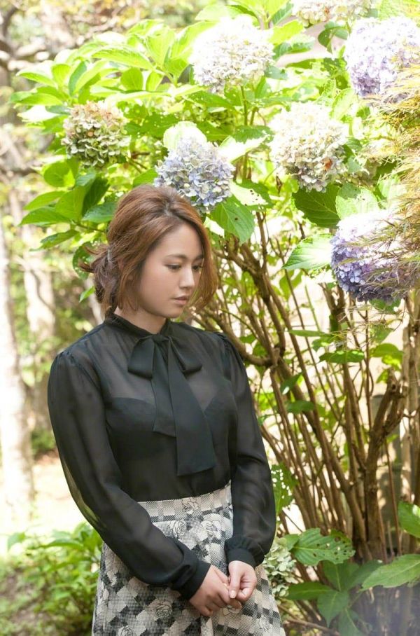 【熟女のおっぱい】グラビアアイドル・磯山さやか(33)の下着画像まとめ