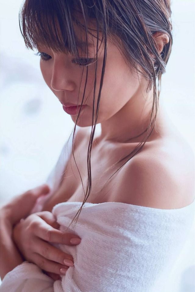 【レイザーラモンHGの美人妻を妖艶撮！！】タレント・住谷杏奈(34)の週刊誌下着画像