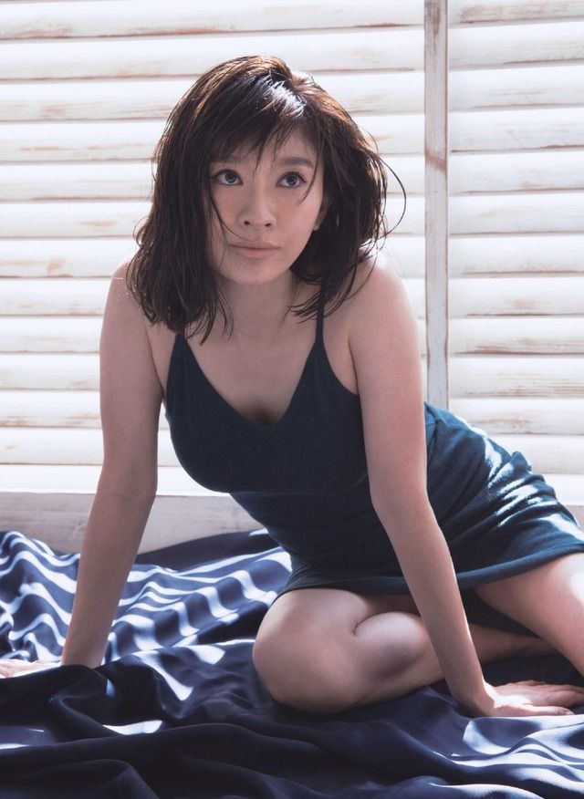 【Cカップ】女優・篠原涼子(44)の週刊誌グラビア画像