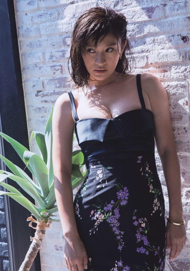 【Cカップ】女優・篠原涼子(44)の週刊誌グラビア画像