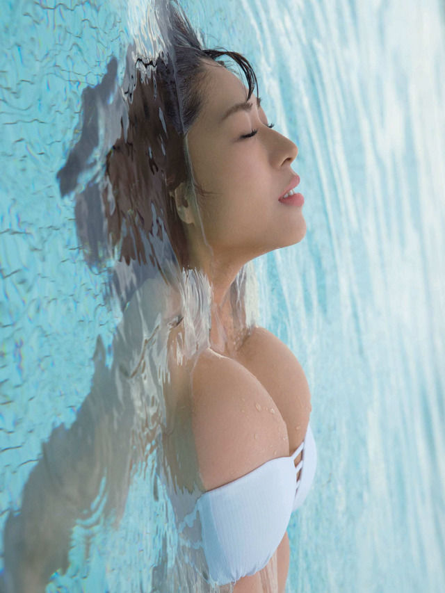 【Hカップ眼福ボディで幕開け】グラビアアイドル・わちみなみ(23)の週刊誌水着画像